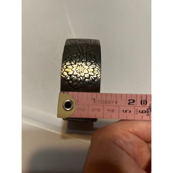 Salisbury Pewter Birth Month November Chrysanthemum Bangle Bracelet - Picture 9 of 10